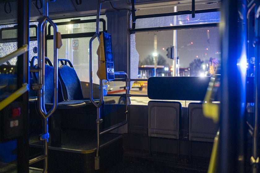 Tramwaj nr 10 wjechał w bok autobusu nr 107. Cztery osoby są lekko ranne